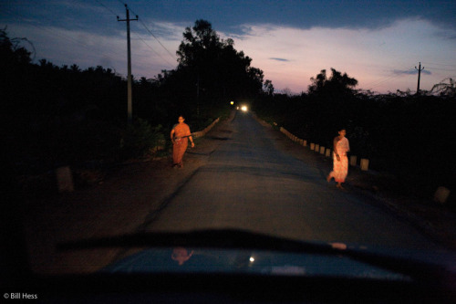 two_women_india_road-7439.jpg